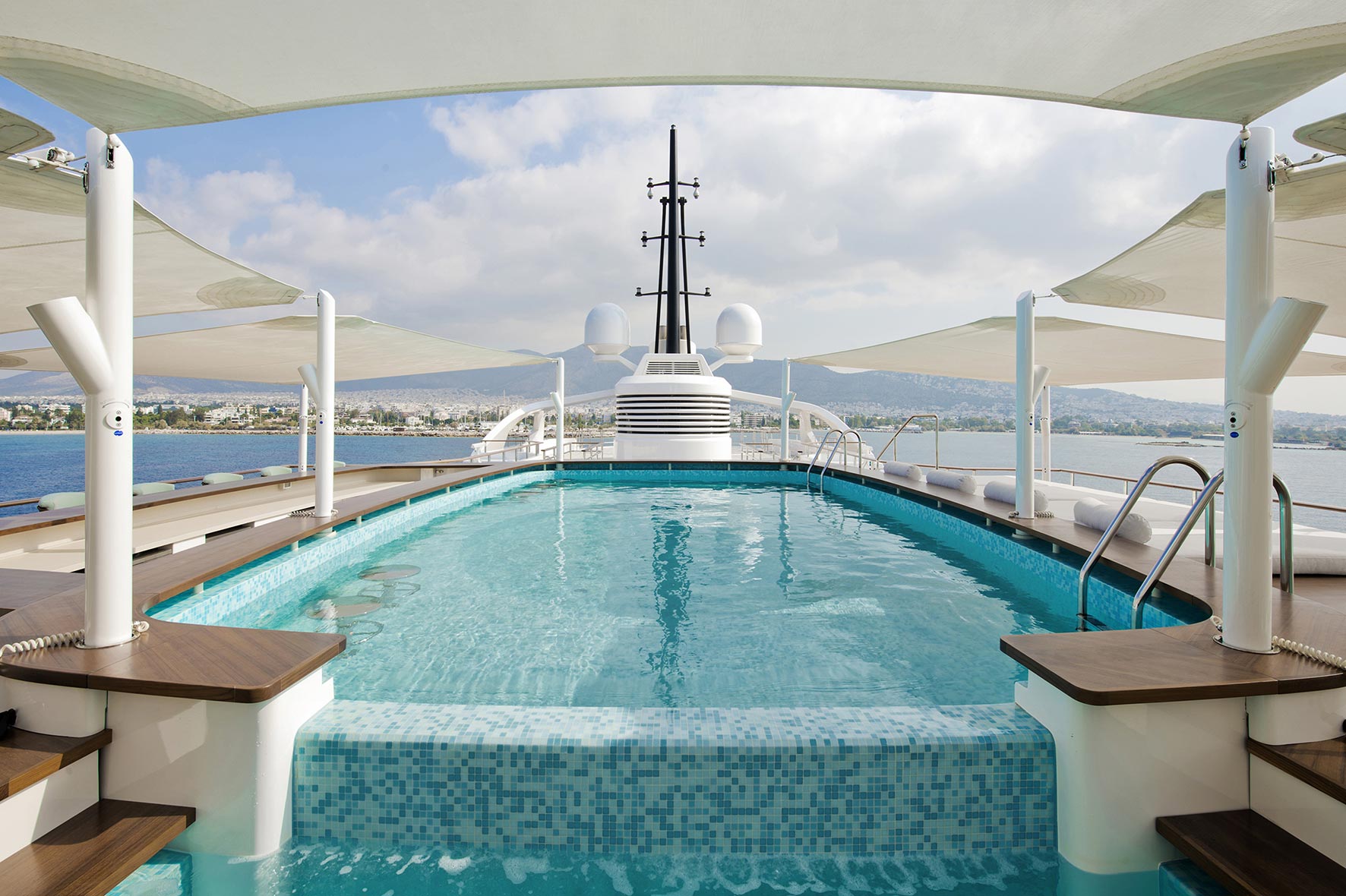 M/Y Dream 2 outdoor swimming pools