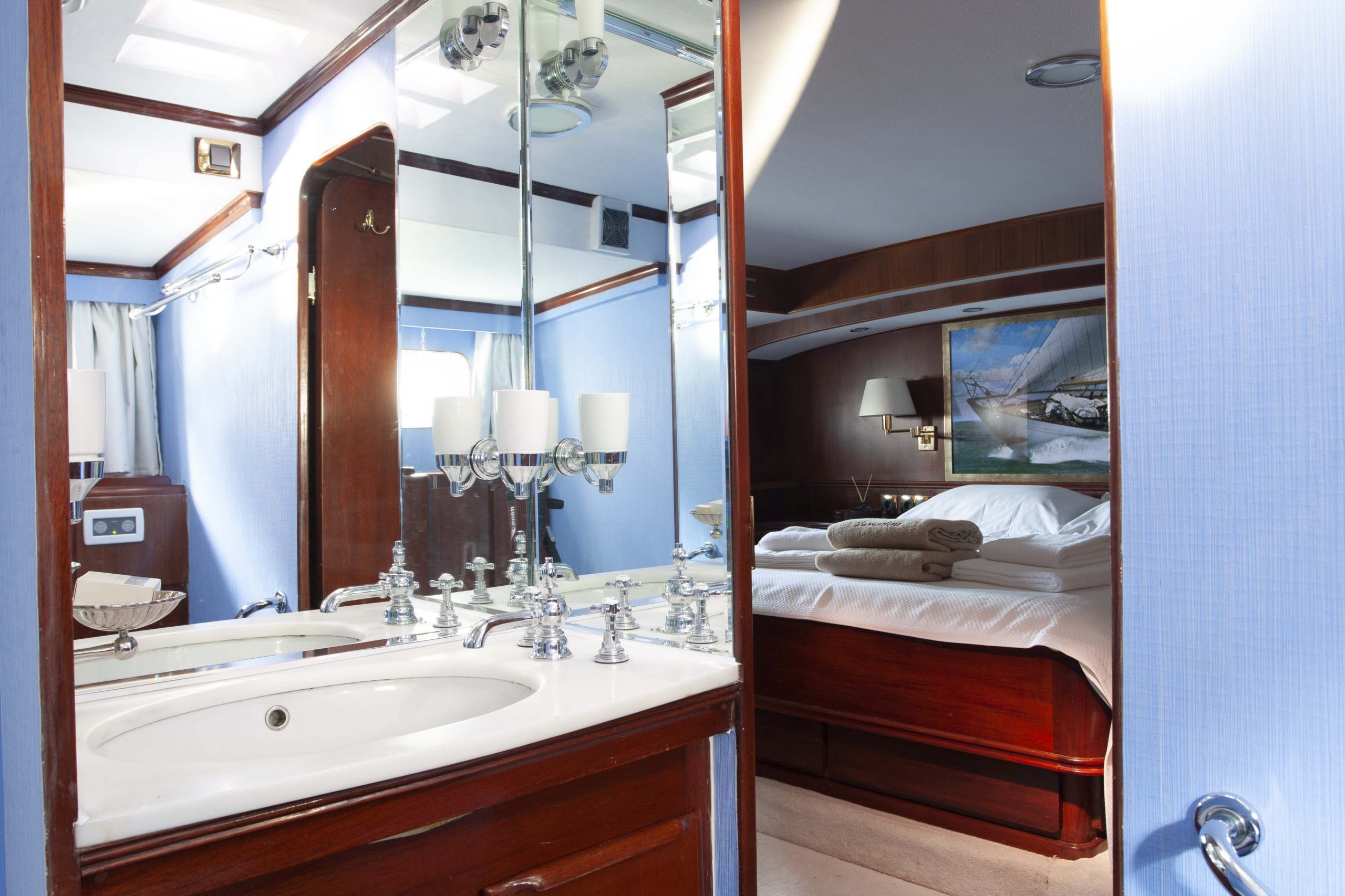 LAMADINE yacht bathroom